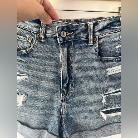 American Eagle Stretch Rolled Cuff Crossover Distressed Denim Mom Short Size 10 - Picture 2 of 8